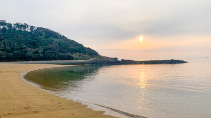 波戸岬の浜辺に沈む夕陽