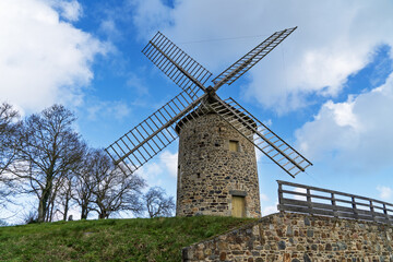 Sous un ciel bleu d’hiver, le Moulin de Merlet à Plourhan s’intègre harmonieusement au...