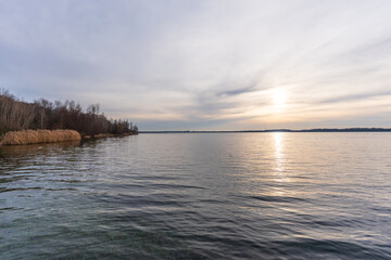 Sonnenschein durch diffuse Wolken am Cospudener See bei Leipzig, Deutschland