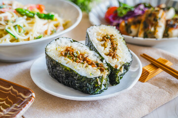 シュレッドチーズとドライカレーのおにぎり