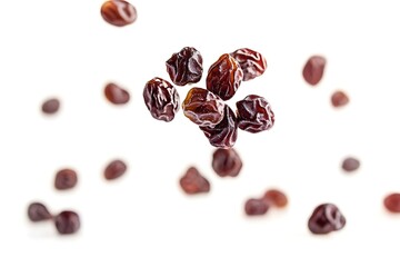 Obraz premium Falling Raisins – Dried Fruit in Motion Isolated on White Background