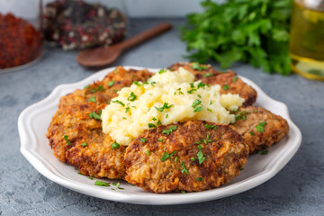 Turkish style meatballs ( Turkish name; Kadin Budu Köfte and patates puresi)