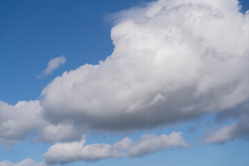 Nubes algodonosas en un cielo azul