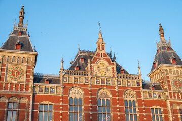 Naklejka premium La station centrale de la ville de Amsterdam au pays-Bas