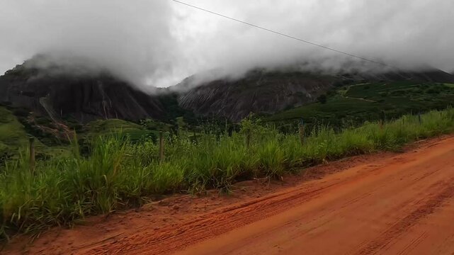 Dirigindo por estrada rural na cidade de Resplendor, Estado de Minas Gerais, Brasil