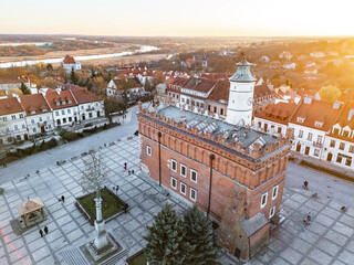 Panorama Sandomierza i Starego Miasta. Widok z lotu drona. Królewskie Miasto. Ratusz Sandomierz. Sandomierz. Województwo świętokrzyskie. Polska. © Leszek Szelest