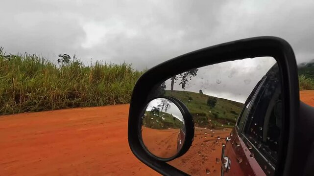 Dirigindo por estrada rural na cidade de Resplendor, Estado de Minas Gerais, Brasil