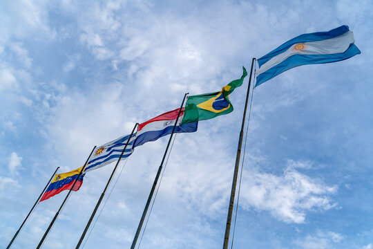 Grupo de banderas ondeando al viento: Argentina, Brasil, Paraguay y Uruguay. Convenci&oacute;n del Mercosur, en Am&eacute;rica Latina