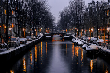 Fototapeta premium Snowy Amsterdam canal at night