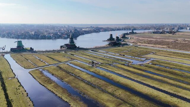 Le magnifique petit village de Zaanse Schans au pays-bas &agrave; c&ocirc;t&eacute; de la ville de Amsterdam, avec les moulins &agrave; vent 