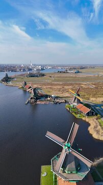 Le magnifique petit village de Zaanse Schans au pays-bas &agrave; c&ocirc;t&eacute; de la ville de Amsterdam, avec les moulins &agrave; vent 