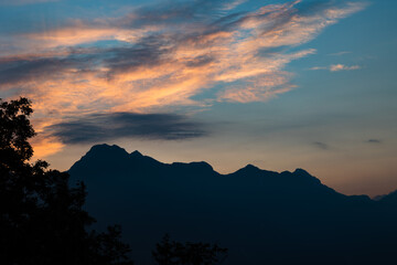 alba tra le montagne del Friuli Venezia Giulia, in estate