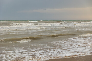 dettaglio del mare mosso lungo la costa Italiana in Veneto, sul mare Adriatico, in estate, dopo un temporale, con vista sull'orizzonte