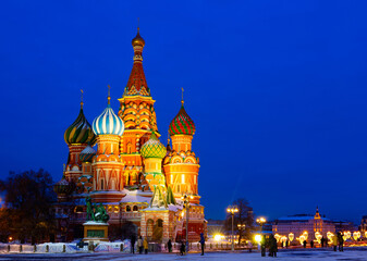 Obraz premium St. Basil's Cathedral on Red Square in Moscow at night in winter time, Russia