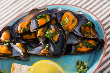 Steamed clams in shells with garlic and parsley butter sauce
