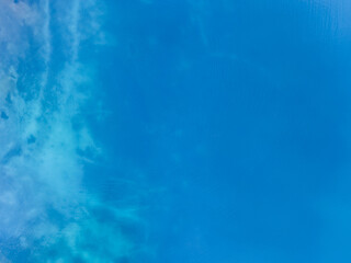 Vue a&eacute;rienne sur un magnifique lac bleu transparent 