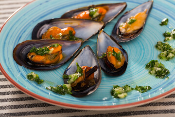 Mussels with lemon sauce is tasty dish in the kitchen.