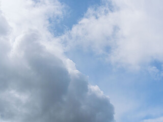 春の変わり易い天気 　青空と雲04