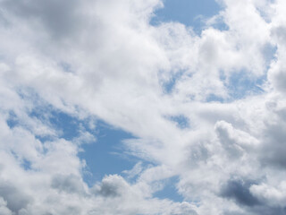 春の変わり易い天気 　青空と雲09