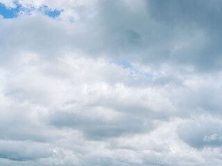 春の雲の多い空04
