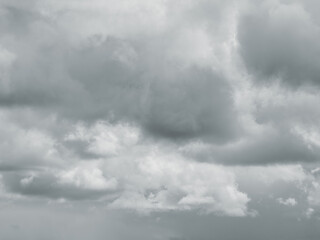 春の雲の多い空モノクロ07