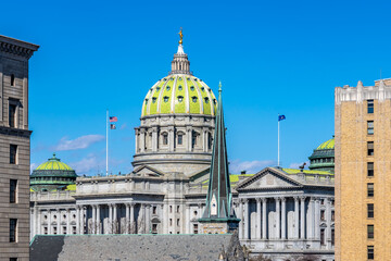 Obraz premium Harrisburg, PA, USA - March 9, 2025: Winter afternoon photo of the downtown Harrisburg skyline.