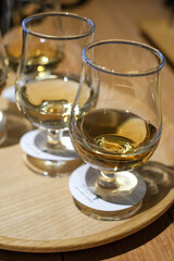 Obraz premium 試飲用の小さな2つのグラス