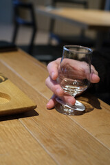 小さなグラスで試飲する