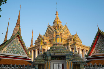 Fototapeta premium The building has a lot of gold and red decorations