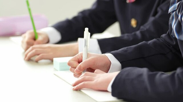 学校で勉強をする女の子の手元