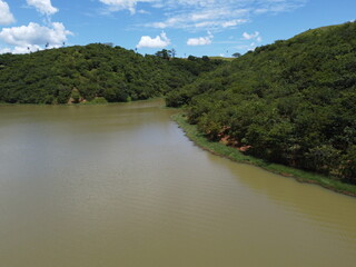 Rio com mata ciliar