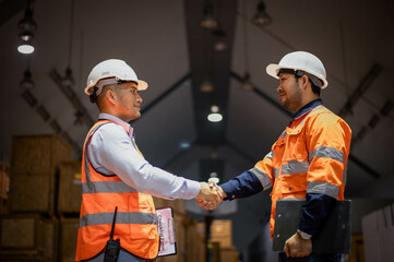 Warehouse inspectors and factory architects are discussing the expansion of the warehouse to store more goods to meet customer demand.