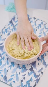 Amasando una mezcla en un bol. Footage de cocina, reposter&iacute;a, comida casera 