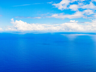 飛行機の上空からみる沖縄の海