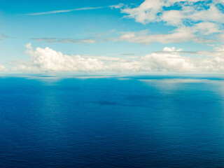  飛行機の上空からみる沖縄の海　フィルム風