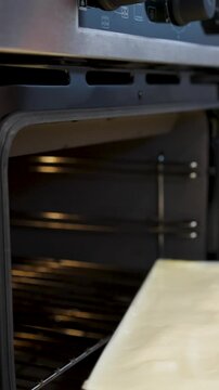 Colocando la masa de pionono en el horno. Footage de cocina, reposter&iacute;a, comida casera 