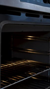 Colocando la masa de pionono en el horno. Footage de cocina, reposter&iacute;a, comida casera 