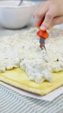 Rellenando un pionono con crema para postre. Footage de cocina, reposter&iacute;a, comida casera 