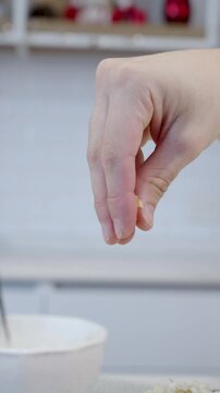 Mano agregando nueces sobre una preparaci&oacute;n. Footage de cocina, gastronom&iacute;a, comida saludable. 