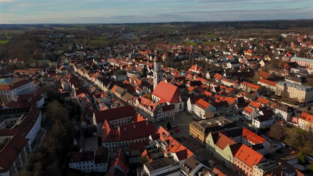 Marienplatz mit Rathaus, Stauberhaus, St. Georg und alter Hauptwache. In der Mitte des Platzes die Mariensaule in der Freisinger Altstadt, Deutschland Luftaufnahme. Freising city center aerial view. 