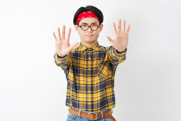 アキバ系の男性　禁止のジェスチャー　白背景