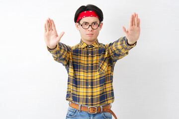 アキバ系の男性　禁止のジェスチャー　白背景