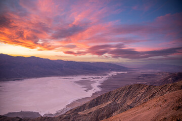 Naklejka premium sunset over the mountains