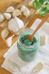 すりおろしたニンニクが緑色に変色するイメージ