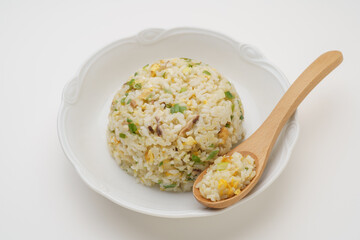 シンプルなチャーハン(具材は玉子・ネギ・しいたけ)