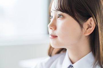 勉強をする女子高校生。