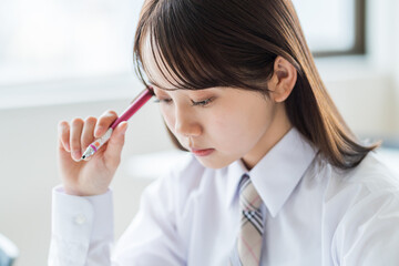 勉強をする女子高校生。