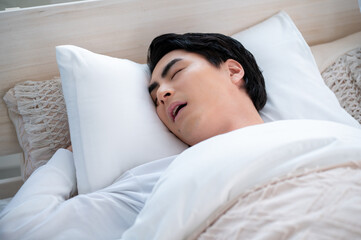 いびきをかいて眠る日本人男性