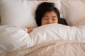 Obraz premium ベッドで眠る日本人の女の子