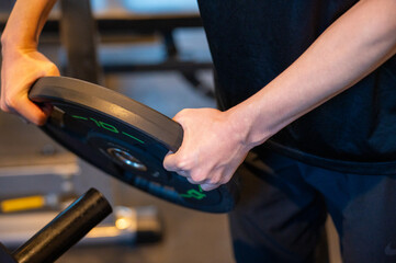 プレートを持つ手元